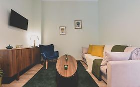 Neoclassical Apartment Near Acropolis - Livingstone Crystal